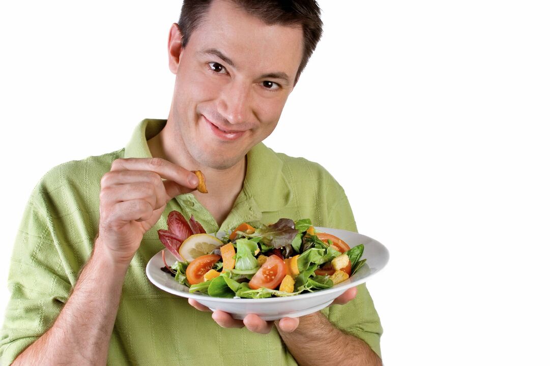 l'homme mange de la salade de légumes pour le pouvoir